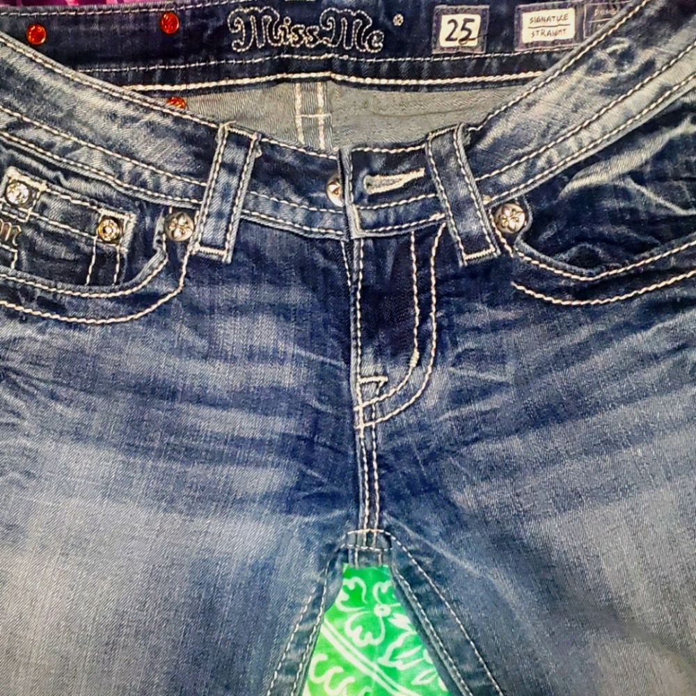 I like skinny jeans., capries, and shorts.